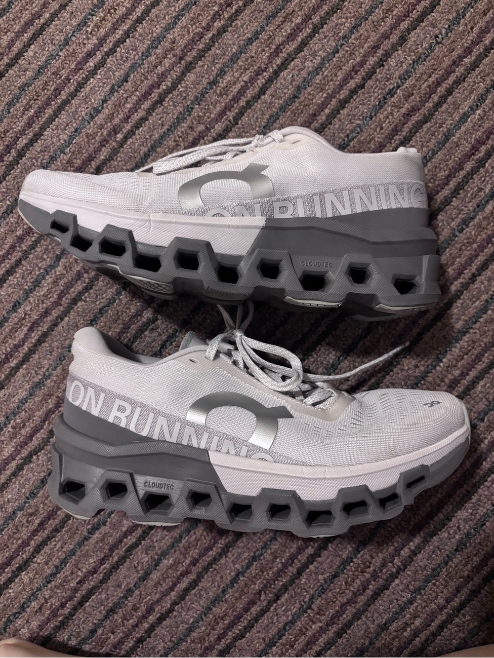 On Cloud Running Shoes - Picture 2 of 9